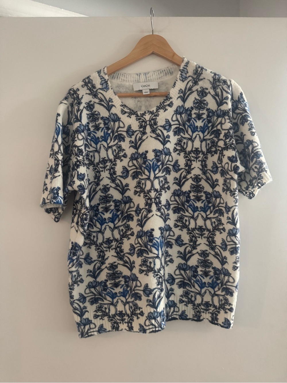 CeCe Women’s Large White Crewneck Sweater Blue Floral Print Short Sleeves